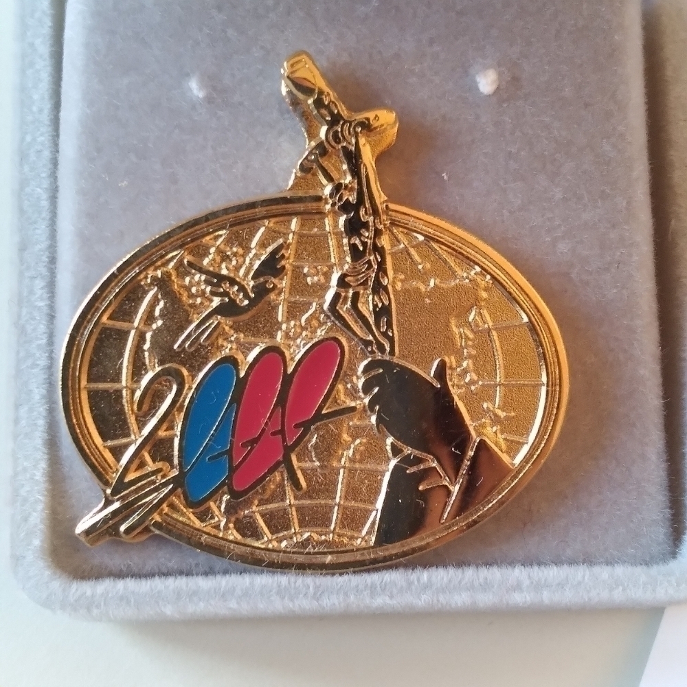 𝅺lapel pin of 2000 jubilee - collectible, souvenir, with a vatican photo book - Picture 2 of 9